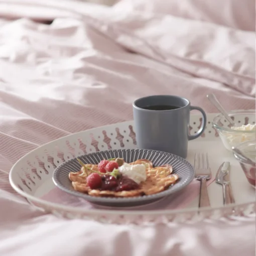 Kompozycja śniadaniowa na tacy w łóżku kampera z użyciem kubka Dinera.
